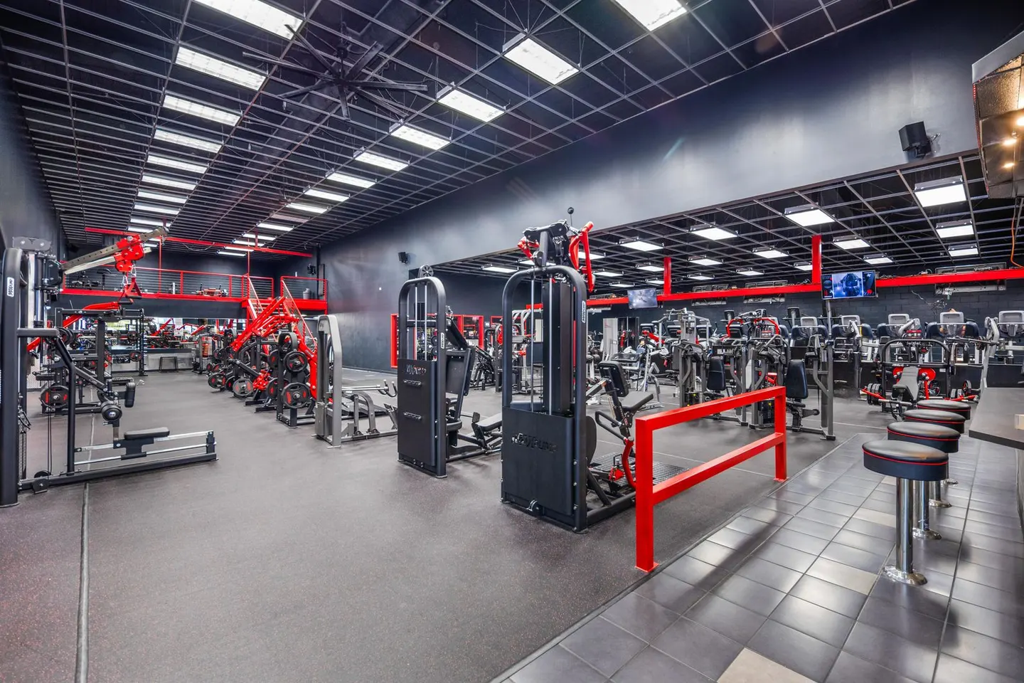 MaxPump and plate-loaded machines on the KlickWay Marysville gym floor